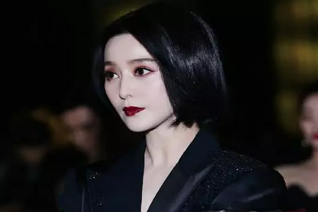 范冰冰强势复出高调登台领奖,短发造型又美又飒引热议