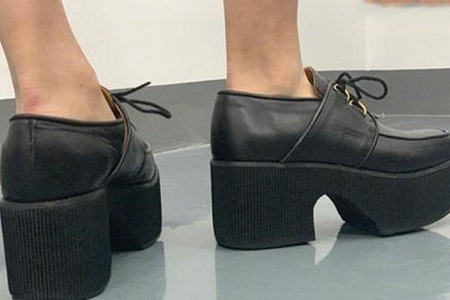 明日之子总决赛张大大穿高跟鞋摔倒，网友调侃看点就是你