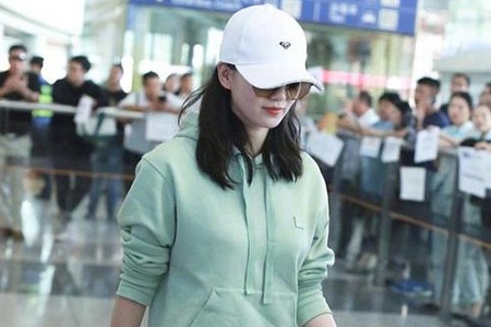 刘诗诗产后罕见现身机场,薄荷绿卫衣清新十足