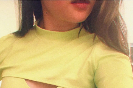 刘亦菲罕见晒细腰马甲线,事业线好身材一览无余