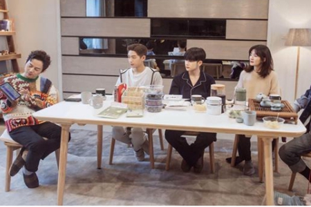 谢娜何炅易烊千玺做火锅，千玺切菜手法娴熟被赞“切哥”