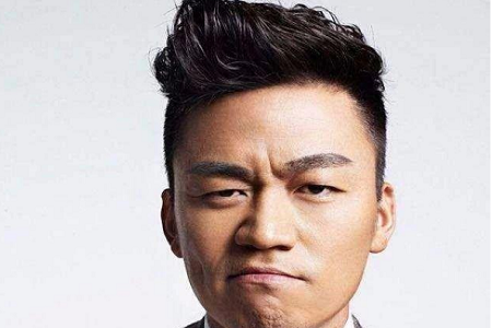 王宝强与女友冯清甜蜜约会,与友人聚餐后回爱巢疑似同居