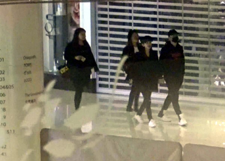 黄晓明陪大肚baby看电影 深夜手牵手护妻满眼是爱