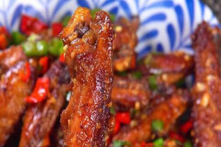 年夜饭蒜香鸡翅怎么做好吃又简单?蒜香鸡翅的做法窍门