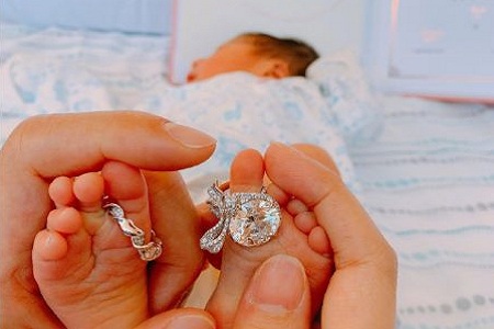 安以轩四姐妹组团生子，66出来后晒宝宝脚趾套大钻戒