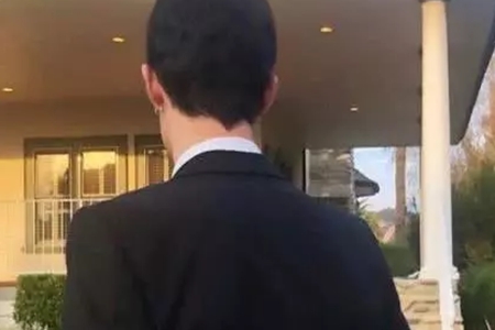 戳爷是谁为啥会这么火?戳爷和布布西装背影撒狗粮