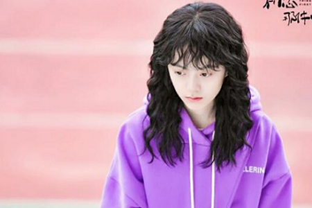 《初恋那件小事》开播 赖冠霖赵今麦寒风中的温暖小棉袄