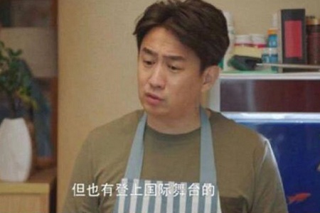 /></p><p>　　不得不说，黄磊在剧中虽然没有点名道姓，但这分明就是在CUE我红雷哥。因为东方卫视的综艺节目《极限挑战》，颜王孙红雷一直都以颜值担当，甚至更以孙漂亮自居，如今黄磊却在剧中这样CUE自己，不知道孙漂亮听后会不会哭晕在厕所中?</p><p>　　由此可见，极限挑战中的男人帮间的感情还真的是好到令人羡慕，他们这些人在娱乐圈这个大染缸熏染下依旧还能保持这一份纯洁的友谊，也算得上是娱乐圈中的一片净土了，不知道黄磊下一个会CUE到谁?难道是朱碧石，亦或者是青岛贵妇?</p><p>　　本文《黄磊CUE孙红雷牛头梗，颜王孙红雷：我不要面子嘛?》禁止任何网站进行转载!</p><div class=