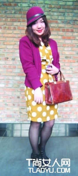 北京街头 五彩明艳装扮抢镜街头时尚