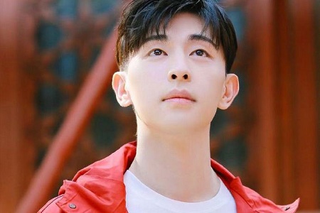 邓伦故宫一席红衣，宛如阳光倾洒的忧郁王子