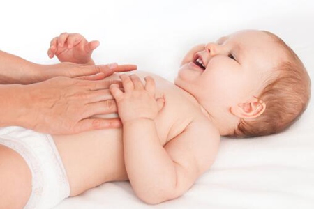新生儿肠胀气的症状和缓解办法,(缓解宝宝肠胀气的方法)