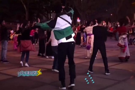 张艺兴混入人群跳广场舞,化身张大爷疯狂踩点毫无违和感