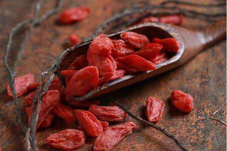 枸杞泡水喝的正确方法,这3种食疗枸杞的功效做法