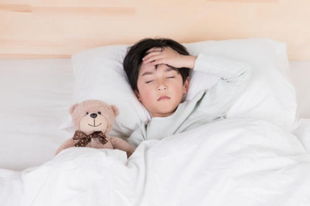 孩子发烧不要轻易用退烧贴,不能孩子无辜受罪