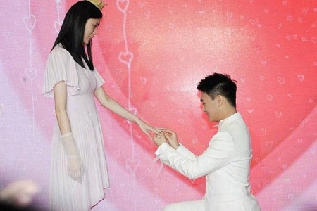 赌王儿子何猷君求婚奚梦瑶婚戒曝光,LV制作被狂“土”嘲