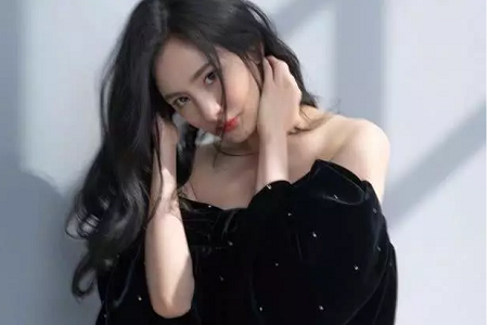 杨幂拍戏被偶遇,八字腿再成亮点,女助理态度嚣张引热议