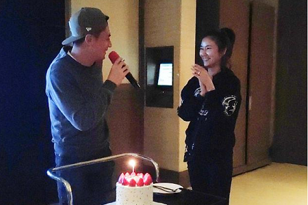 林心如为霍建华庆生画面有点甜,甜蜜对视恩爱溢出屏幕