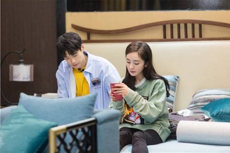 魏大勋神秘女友疑被曝光,网友:这不就是杨幂本幂吗?