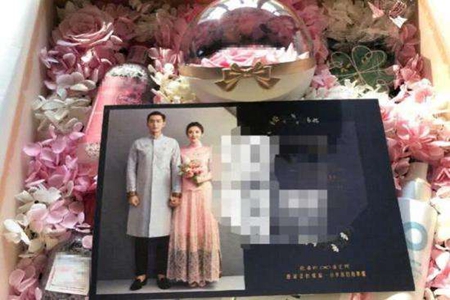 张若昀唐艺昕婚礼伴手礼曝光,幸福甜蜜婚照十分般配