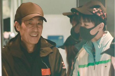 王俊凯机场偶遇张艺谋,两人交谈甚欢,小凯秒变小可爱