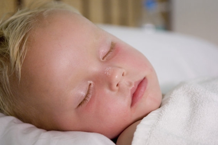 孩子出不出汗不好说,但是宝妈们可以这样处理