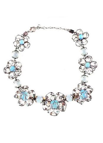 夸张的项链 尽显大家闺秀风范