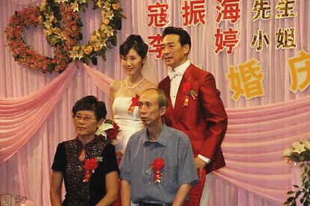 寇振海与儿子同框,网友调侃:根本就是爷孙俩