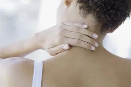 颈椎病会引起哪些不适症状?这五个并发症一个比一个严重