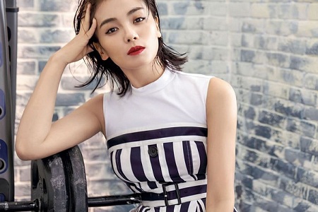 刘涛携儿女登封面,母子三人神韵相似,家庭关系坚不可摧