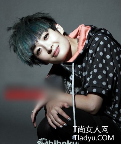曾轶可最新个性挑染短发发型
