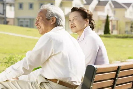 老年人身上散发的体味是什么?这三个因素造成身体有怪味