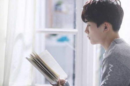 易烊千玺真人版哆啦A梦兜,网友调侃“你的熊大呢?”