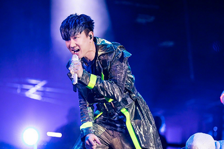 林俊杰演唱会中途呼吸困难,网友:这就是敬业的歌手!