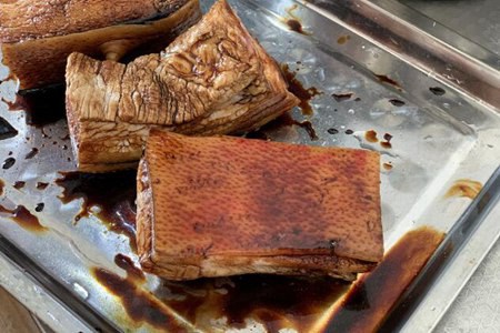 扣肉怎么做简单又好吃?梅干菜扣肉的做法软烂入味