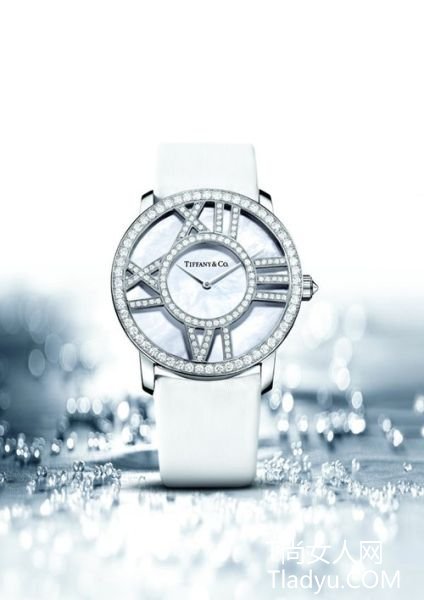 Tiffany Atlas系列腕表,36毫米直径18K白金圆环表盘,搭配白色珍珠贝母表盘,镶嵌0.97克拉钻石 Tiffany Atlas系列腕表,36毫米直径18K白金圆环表盘,搭配白色珍珠贝母表盘,镶嵌0.97克拉钻石