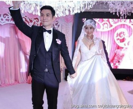 严宽老婆杜若溪深V装看秀