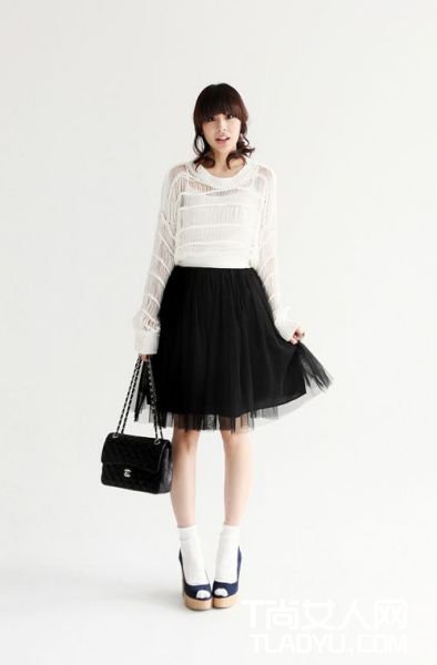 短袜配短裙体现女士性感温柔气质