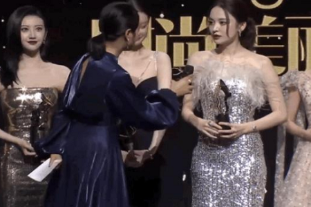 主持又翻车！朱丹叫错陈立农，网友群嘲：退出主持界