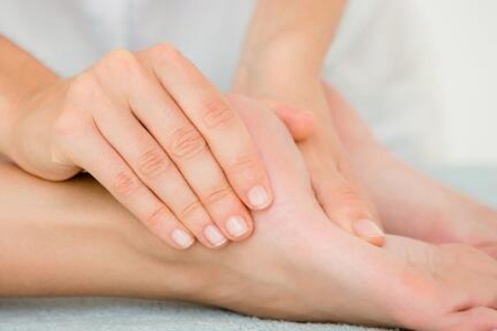 脚后跟干裂起硬皮裂口子怎么办?这五个方法能改善脚后跟开裂症状