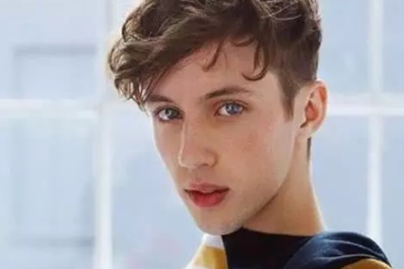 戳爷是谁为啥会这么火?戳爷和布布西装背影撒狗粮