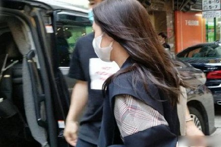 阿娇离婚后首现身,阿娇离婚后首现黑脸拒谈赖弘国