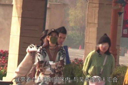 吴奇隆刘诗诗一家三口逛迪士尼,边走边热聊所谓久别胜新婚