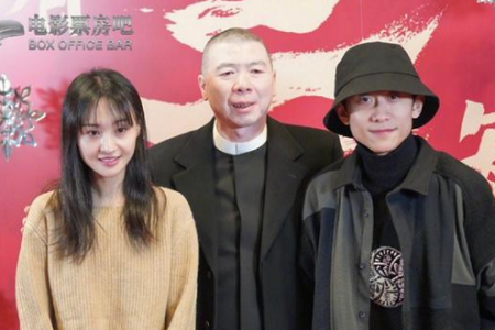 冯小刚郑爽张一山合照,网友调侃:像极老父亲带女儿登台