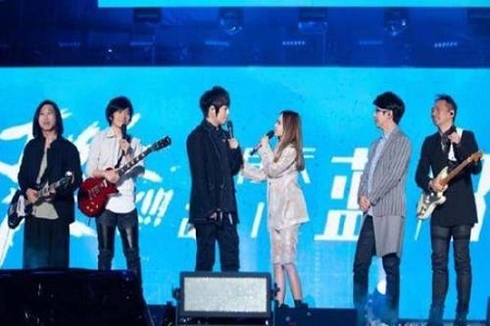 蔡依林阿信热辣跳舞 Jolin大胆示爱阿信 引得粉丝连连尖叫