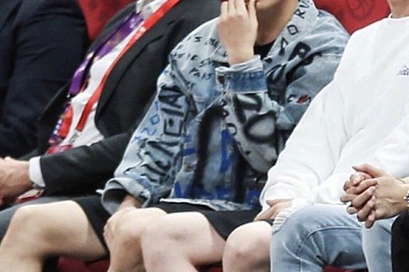 李易峰错位娇羞坐姿,网友:简直要独领风骚