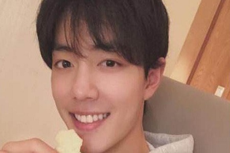 夷陵老祖肖战被私生饭摸手，爆红明星该如何与粉丝相处？