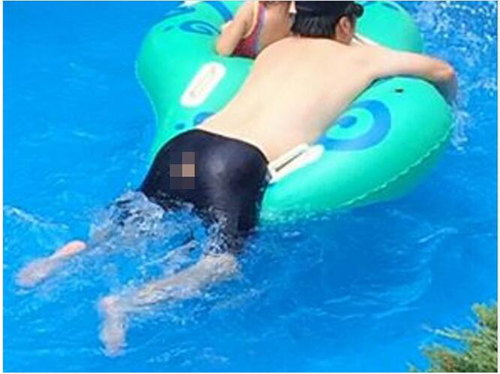 男人泳裤太紧泄春光图片