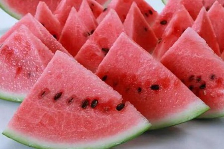 来月经可以吃西瓜吗?这三个女人月经吃西瓜的危害