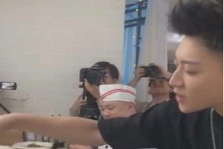 黄子韬高调称:男人做饭就是得狂 直播指导师傅:你粗暴点