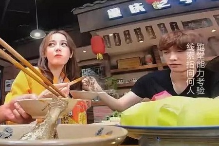 张艺兴给迪丽热巴夹肉真情流露，简直就是直男宠女既视感